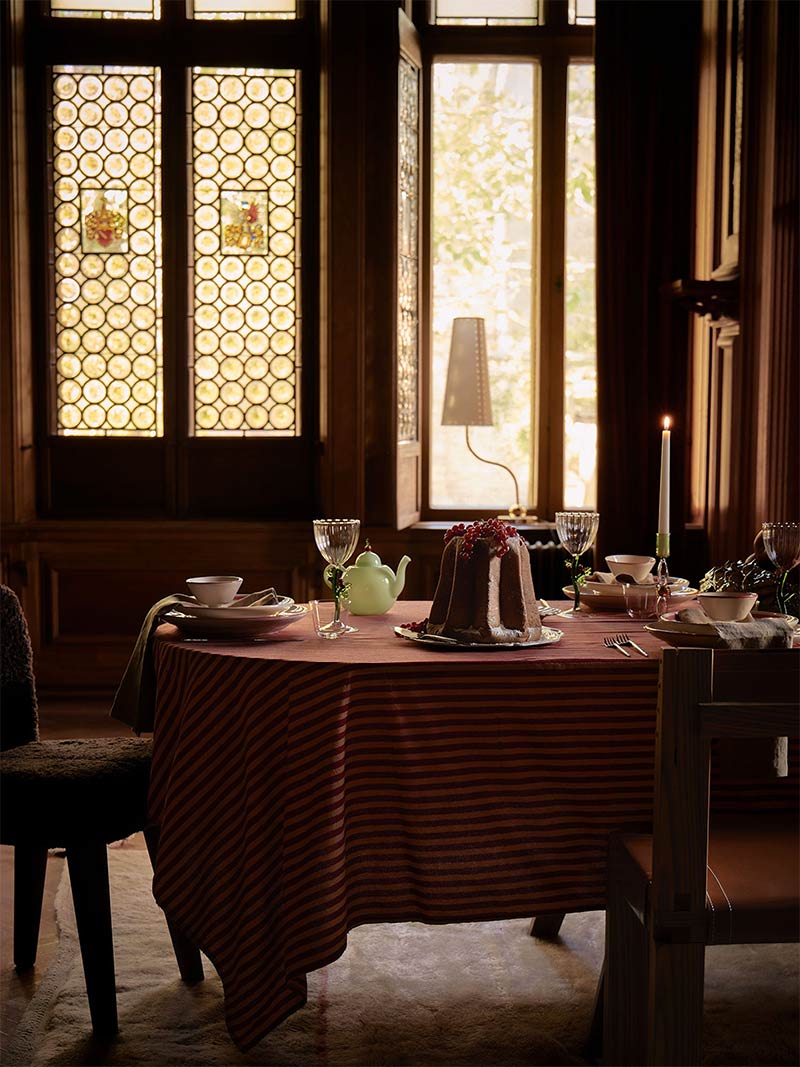 Table de fête sur nappe à rayures rouges et bordeaux Table de fête sur nappe à rayures rouges et bordeaux