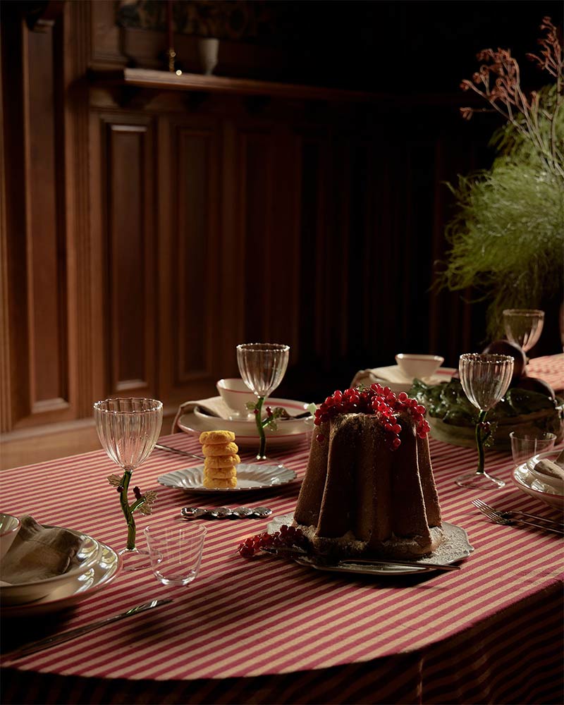 Table de fête sur nappe à rayures rouges et bordeaux Table de fête sur nappe à rayures rouges et bordeaux