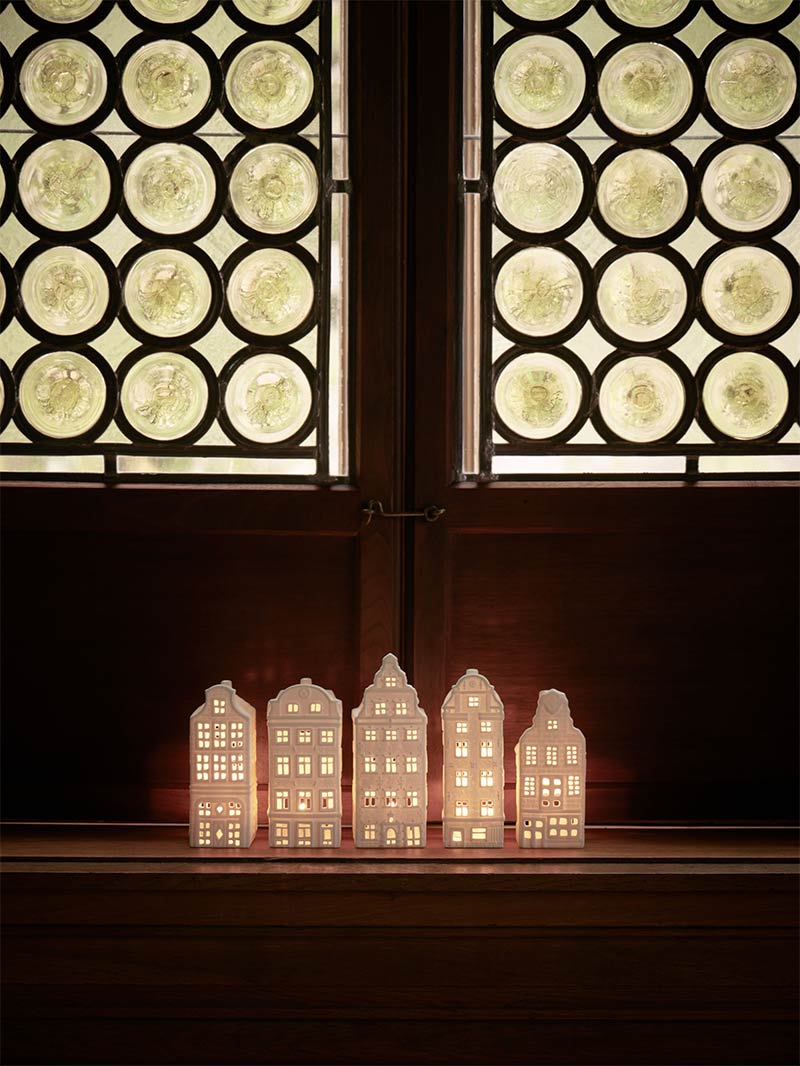 Bougeoirs "maison" en porcelaine devant la fenêtre Bougeoirs "maison" en porcelaine devant la fenêtre