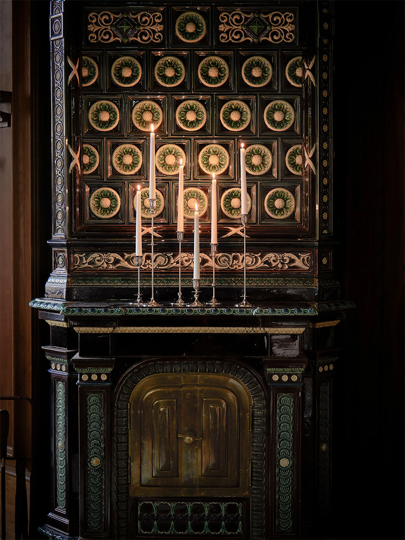 Bougeoirs Totem, posés sur le poêle en céramique Bougeoirs Totem, posés sur le poêle en céramique