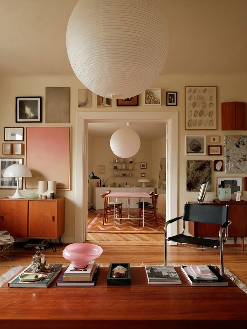 L'intérieur de @sansnovazuhause aux murs jaune pâle