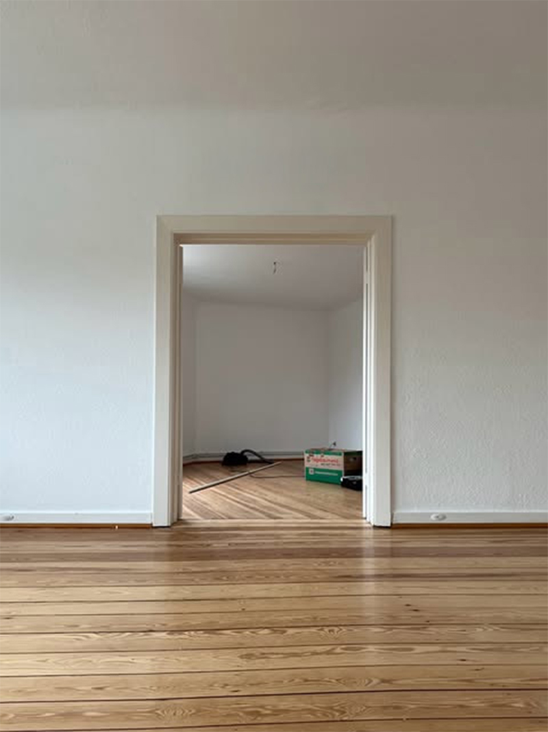 L'intérieur de @sansnovazuhause aux murs jaune pâle - AVANT