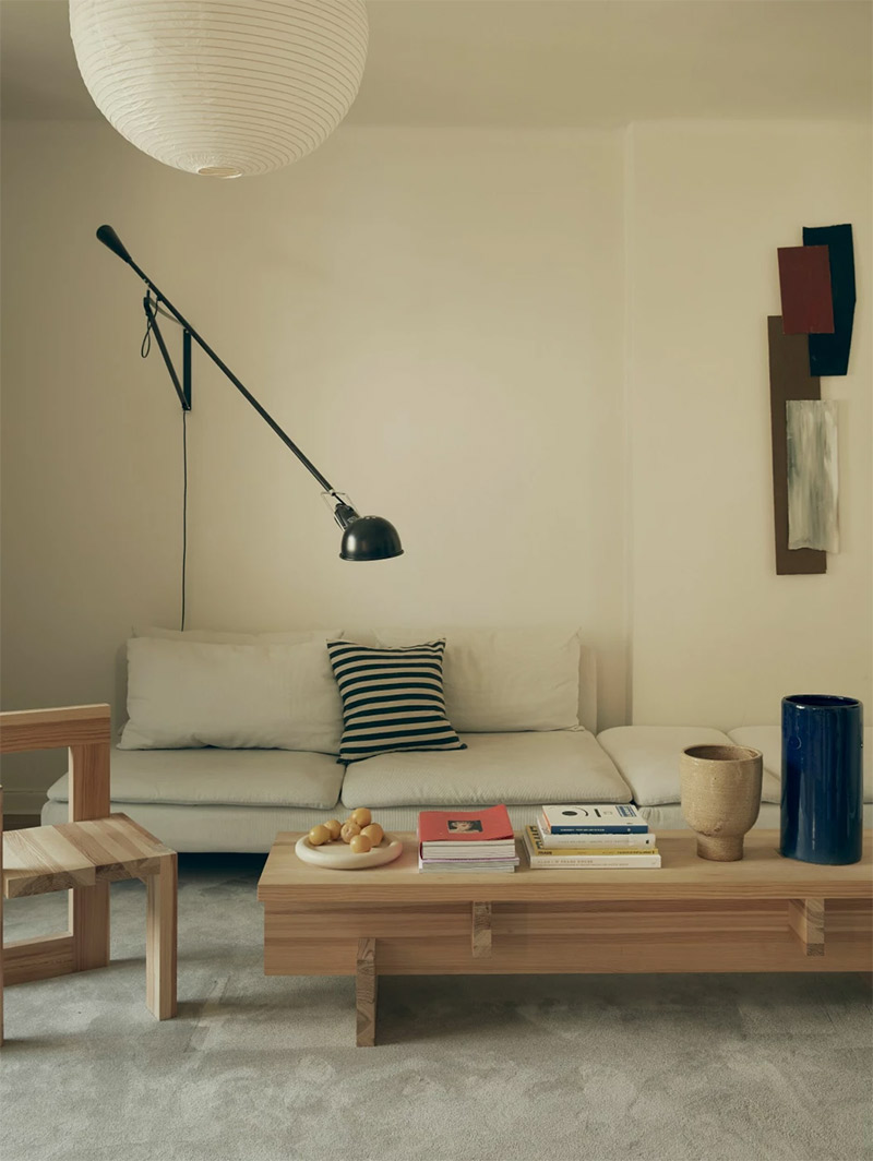 Un appartement dont le style moderne scandinave est adouci par des murs en blanc crème, légèrement jauni