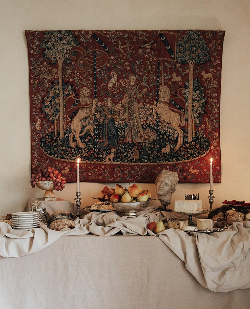 Mise en scène d'un buffet avec une nappe drapée, façon chateaucore par @citronpavot