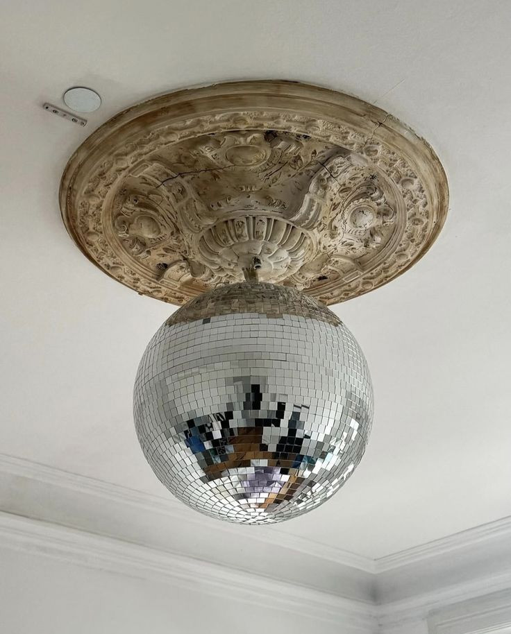 Boule à facettes suspendue à une rosace en plate patinée