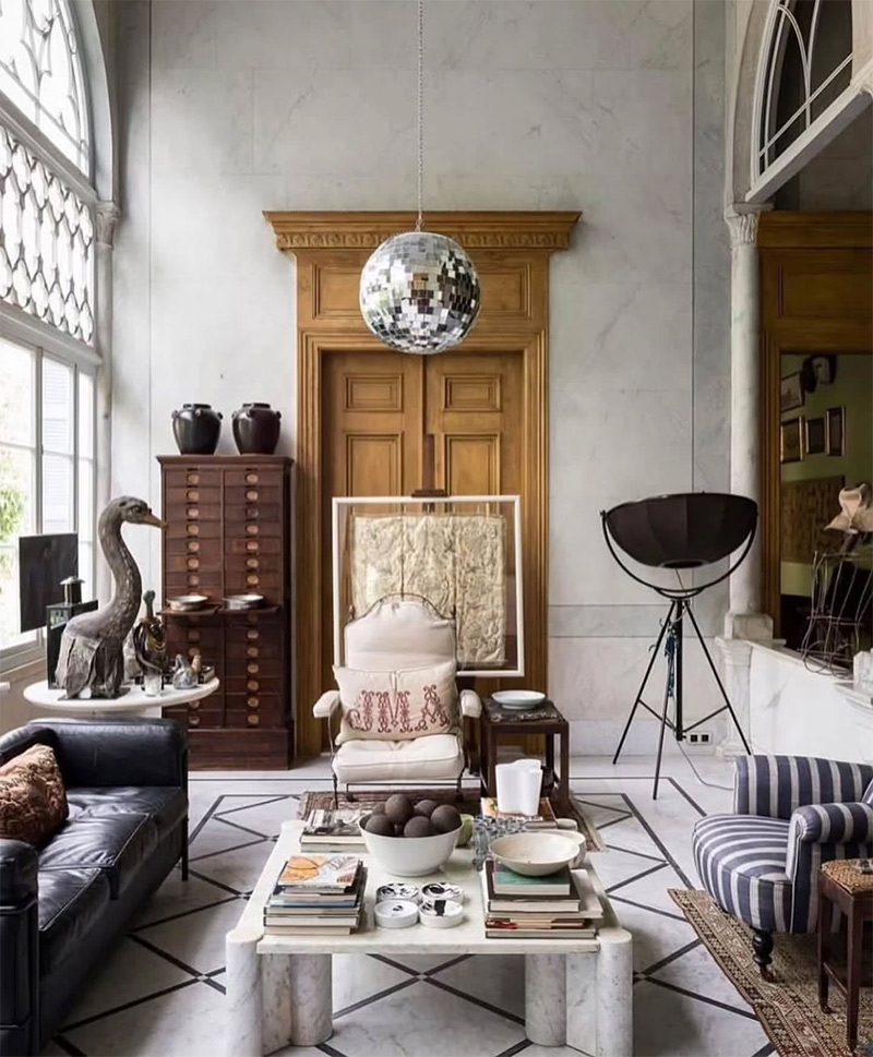 Salon de style ottoman à Beyrouth... avec une boule à facettes suspendue