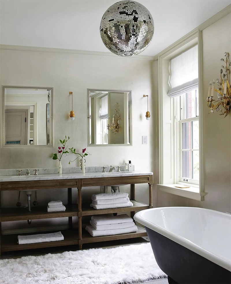 Salle de bains toute sage, pimpée par une boule à facettes inattendue