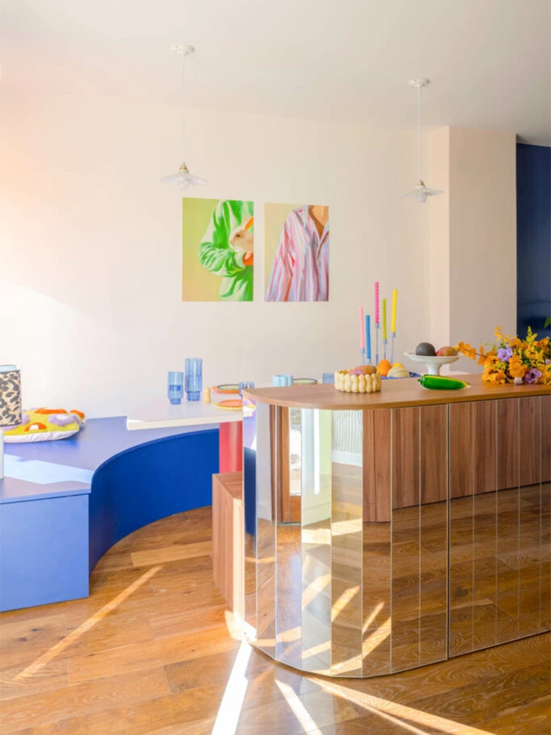 Un bar inspiré d'une boule à facettes, conçu à partir de miroirs