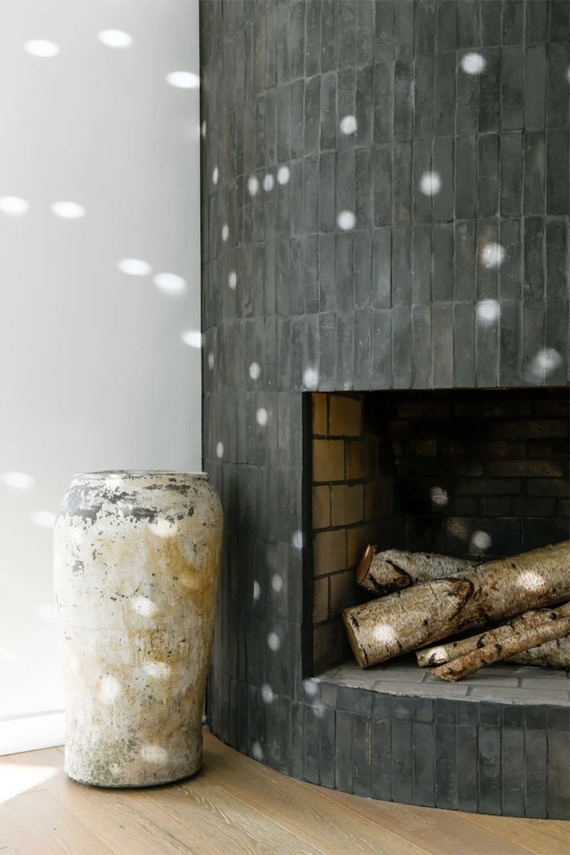 Ambiance contemporaine quiet luxe par Leanne Ford avec le doux réfléchissement d'une boule à facettes