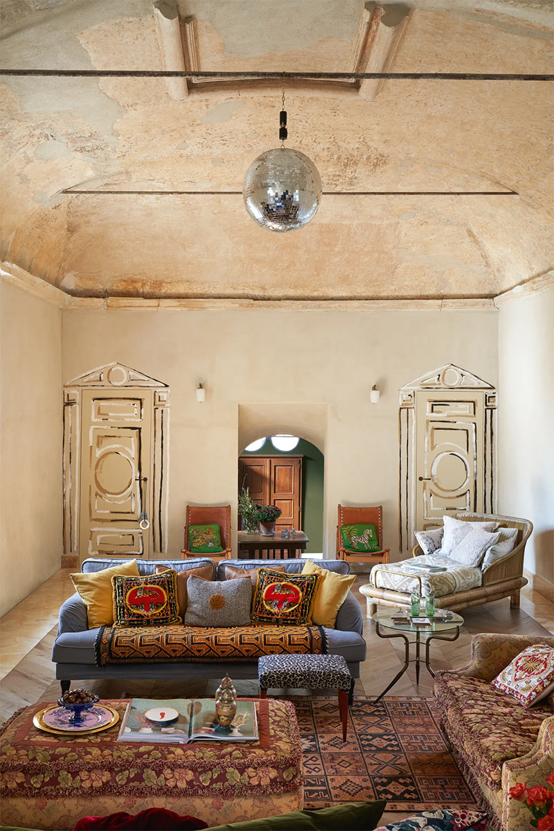 Salon ancien patiné dans une antique demeure d'Italie, agrémentée d'une boule à facettes