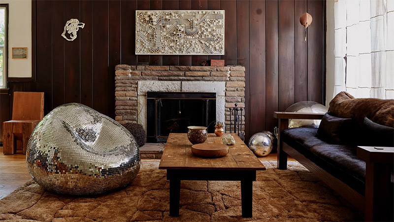 Le pouf "disco" de Rachel Shillander @la.lland dans une maison de Los Angeles