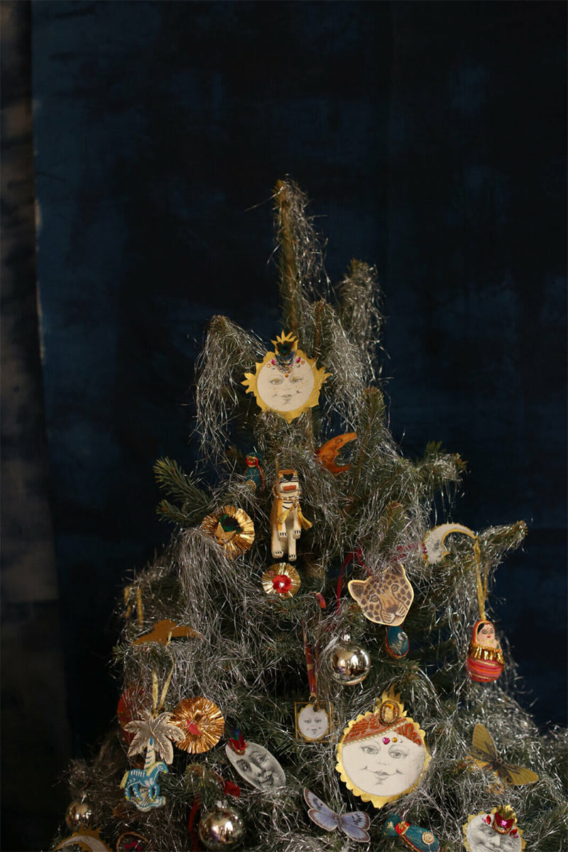 Sapin de Noël dans un style Bazar Chic indien et cheveux d'ange argentés - La déco de Noël de Doing Goods Sapin de Noël dans un style Bazar Chic indien et cheveux d'ange argentés - La déco de Noël de Doing Goods