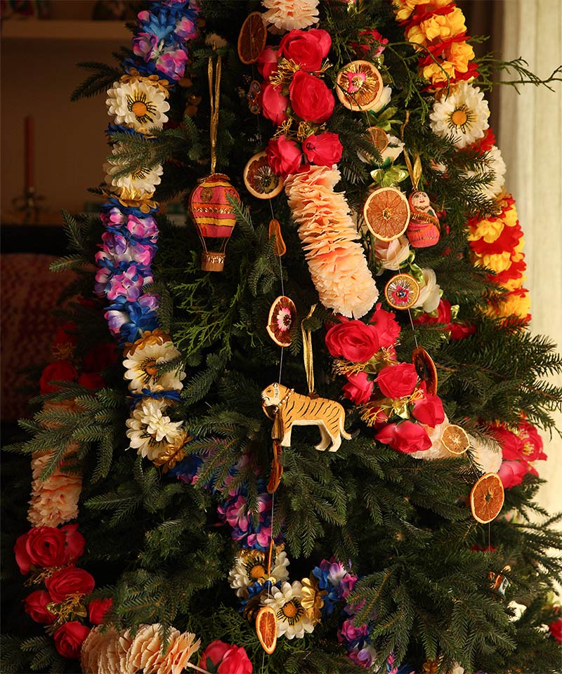 Sapin de Noël dans un style Bazar Chic indien - La déco de Noël de Doing Goods Sapin de Noël dans un style Bazar Chic indien - La déco de Noël de Doing Goods