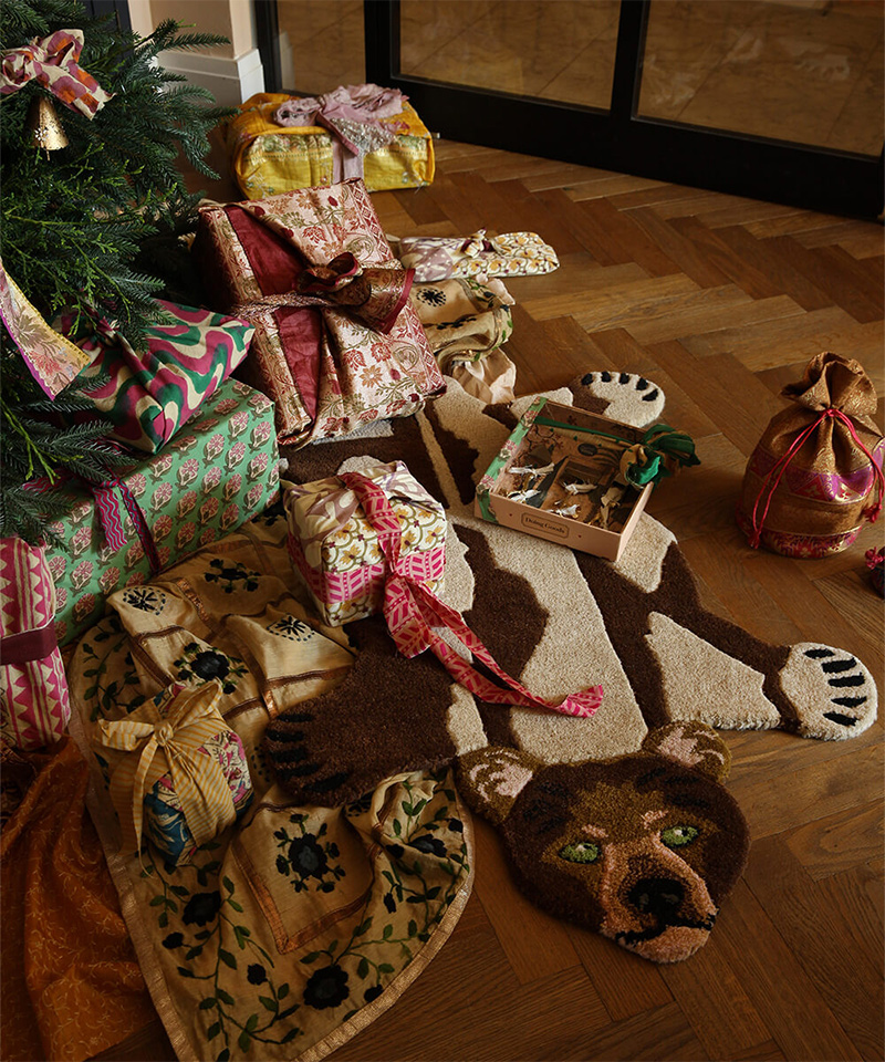 Cadeaux de Noël enveloppés dans du tissu imprimé au block - La déco de Noël de Doing Goods Cadeaux de Noël enveloppés dans du tissu imprimé au block - La déco de Noël de Doing Goods