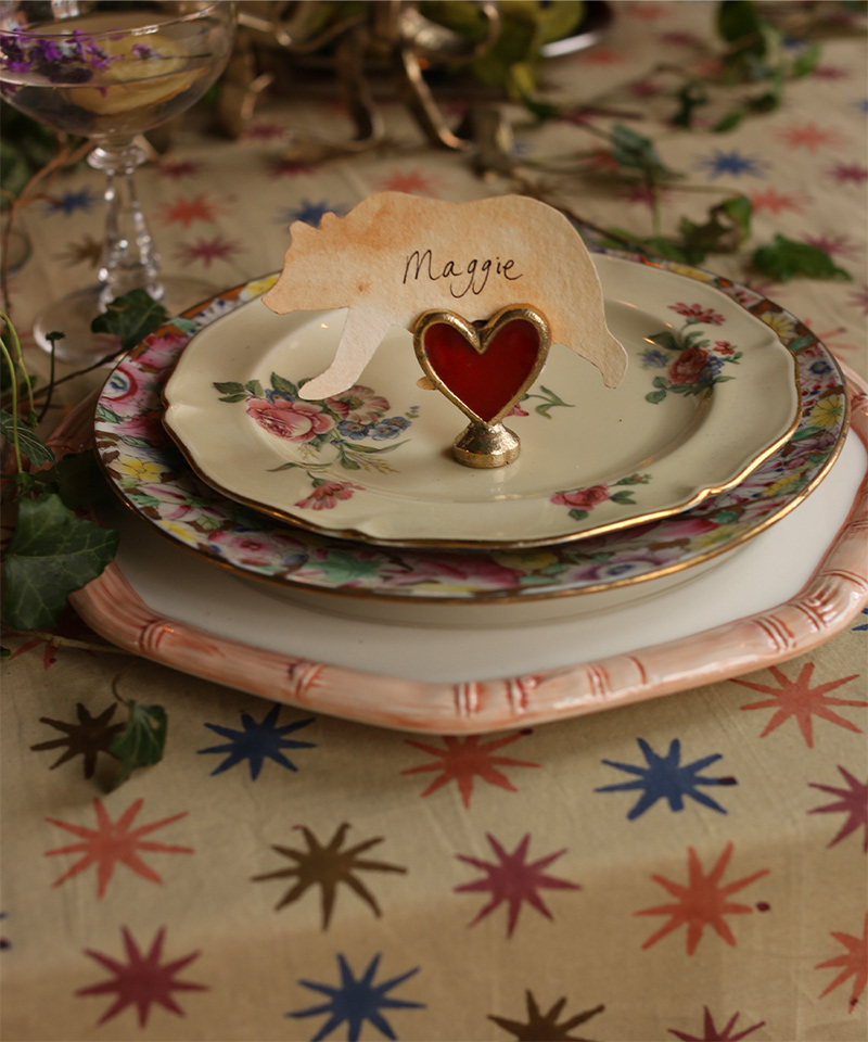 La jolie vaisselle et ses porte-cartes en forme de cœur - La déco de Noël de Doing Good La jolie vaisselle et ses porte-cartes en forme de cœur - La déco de Noël de Doing Good