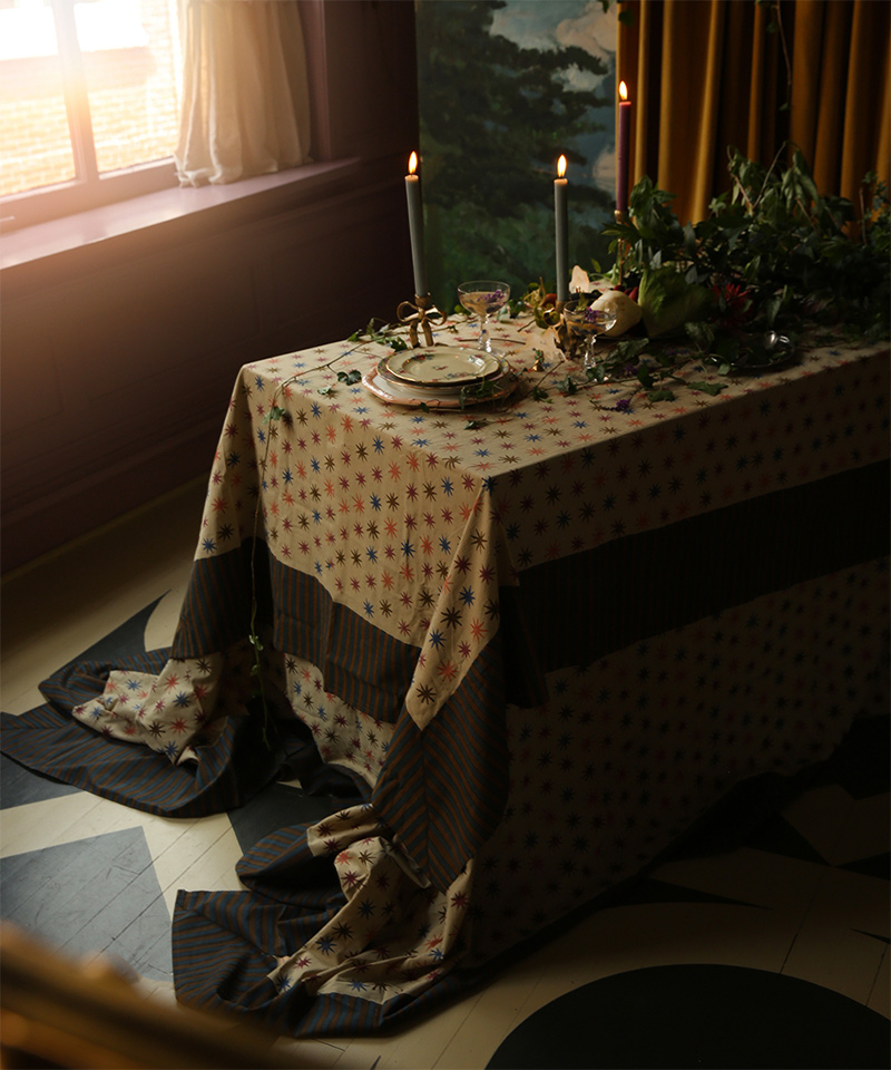 Une table romantique éclairée à la bougie - La déco de Noël de Doing Good Une table romantique éclairée à la bougie - La déco de Noël de Doing Good