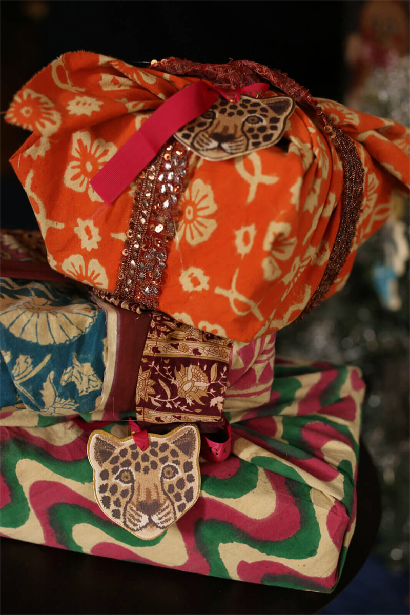 Cadeaux de Noël enveloppés dans du tissu imprimé au block - La déco de Noël de Doing Goods Cadeaux de Noël enveloppés dans du tissu imprimé au block - La déco de Noël de Doing Goods