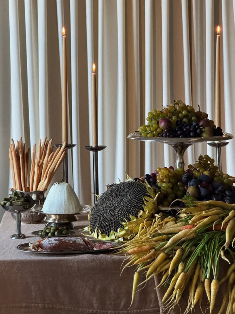 Mise en scène d'un buffet avec une impression d'abondance par @eyeswoon