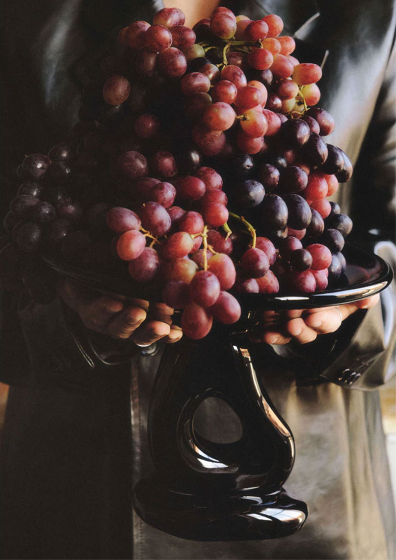 Mise en scène de grappes de raisin dans une coupe en verre Ferm Living par @sunepalner pour Ferm Living
