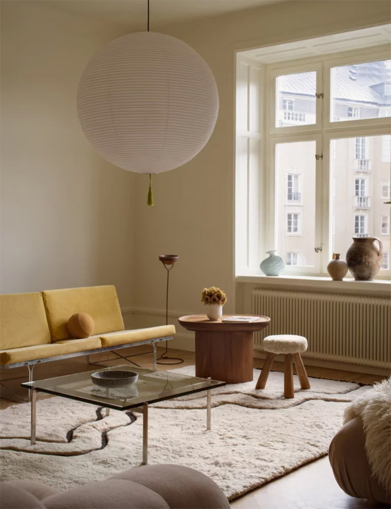 Catalogue Nordic Knots - Ambiance de blancs jaunis et canapé jaune