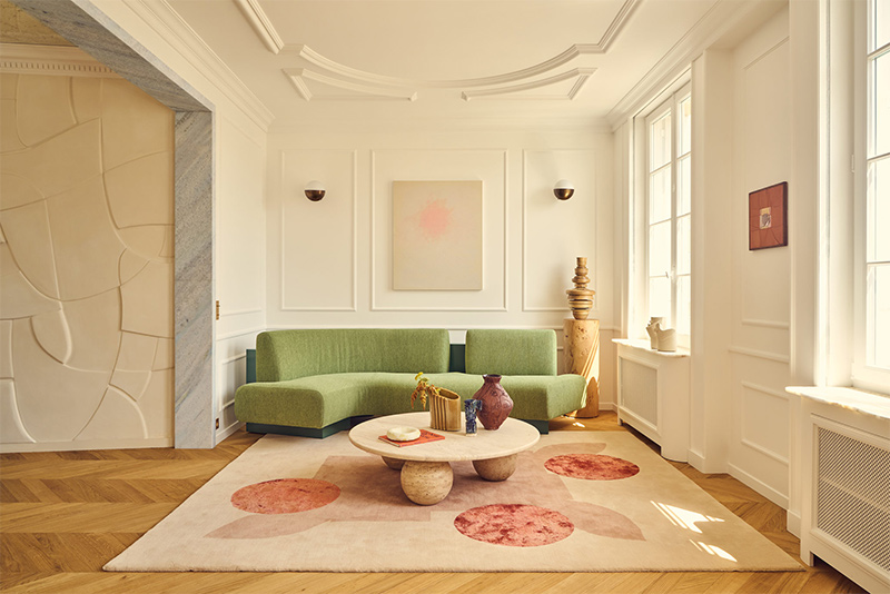 Un appartement délicatement peint en jaune pâle pour mettre en valeur une scénographie tout en couleurs acidulées et rondeur