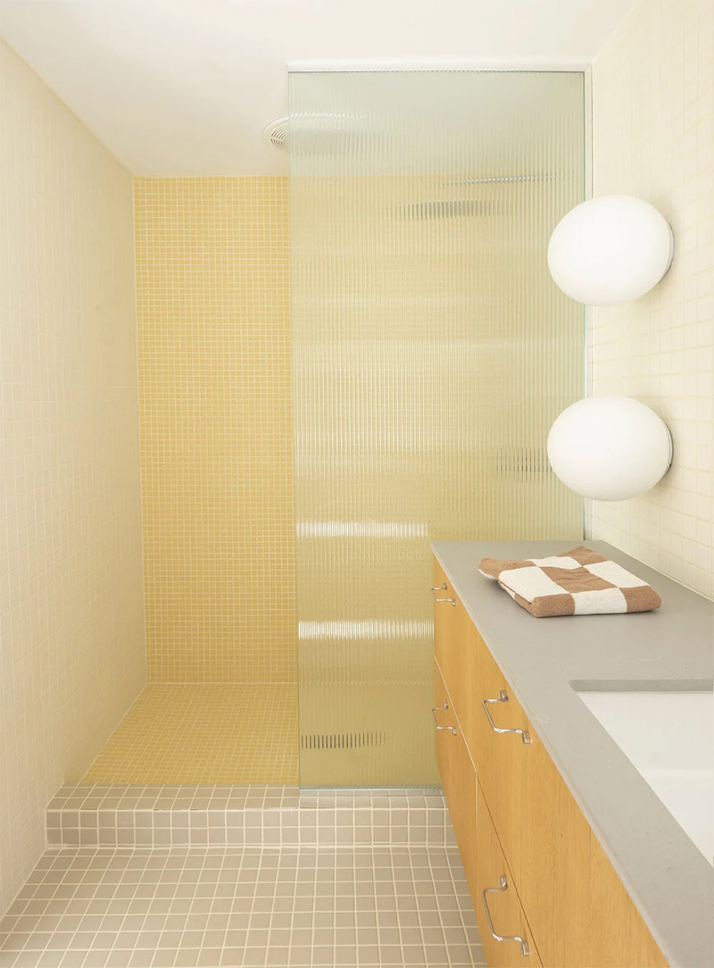 Une salle de bain dans les tonalités de jaune