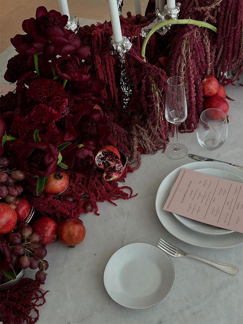 Chemin de table végétal mélangeant fleurs et fruits par @gosha.arts