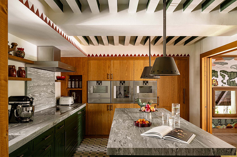 Iconic House, Le Sarto à Megève - La cuisine ouverte sur le grand salon