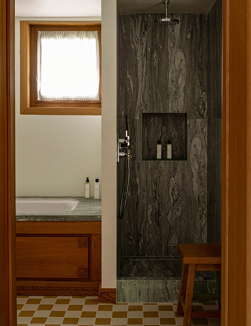 Iconic House, Le Sarto à Megève - Salle de bains révisée avec sol en damier et boiserie