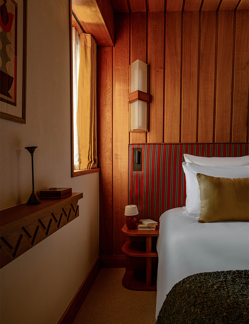 Iconic House, Le Sarto à Megève - Une des chambres avec des murs en boiserie