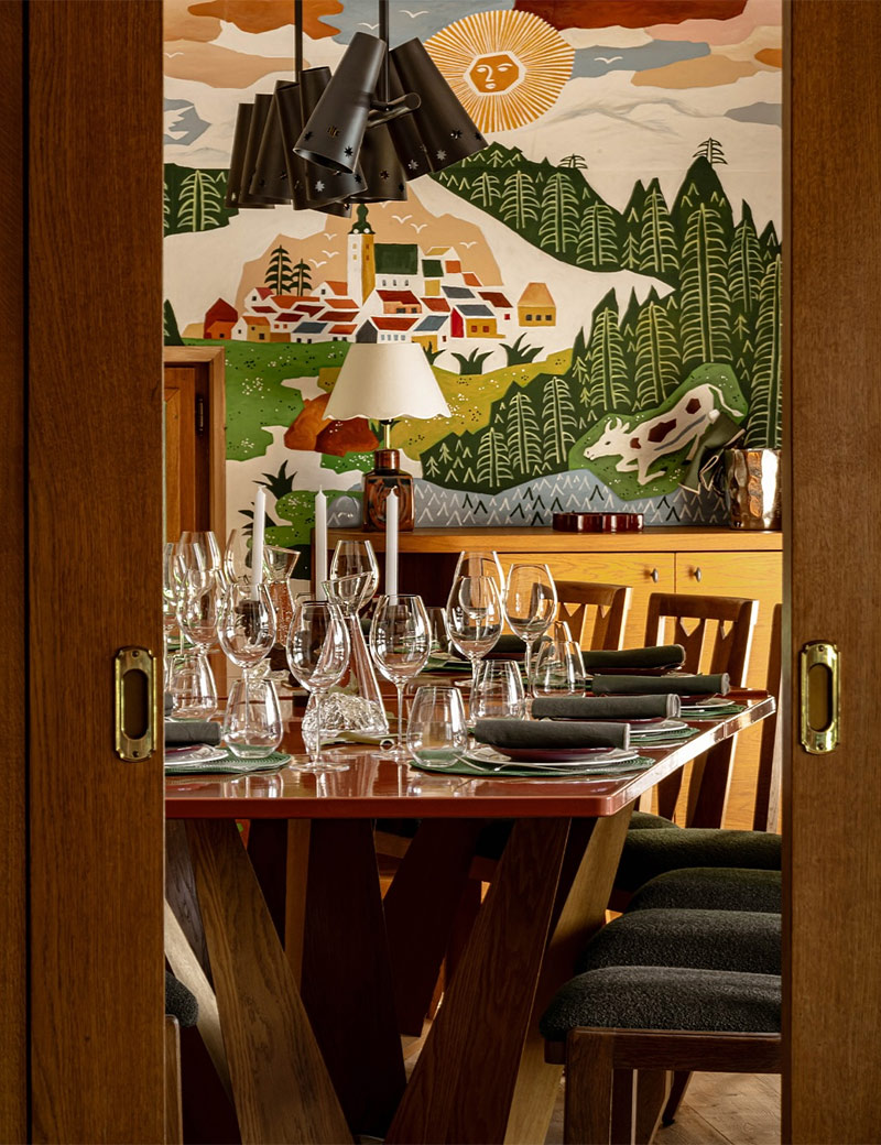 Iconic House, Le Sarto à Megève - La salle à manger et sa fresque d'origine