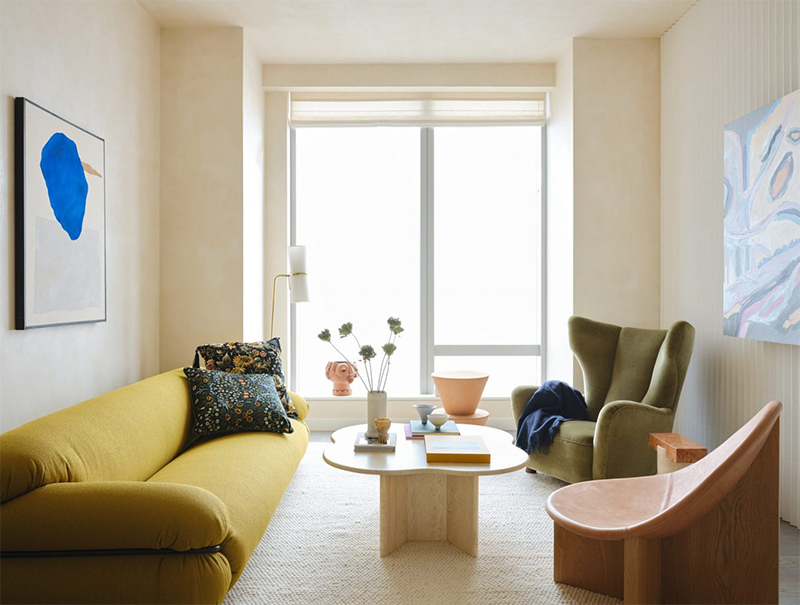 Appartement au fond jaune pâle enveloppant et canapé jaune