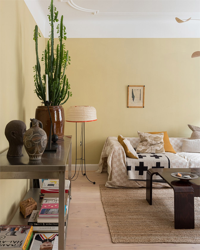 Petit appartement en Suède de 48 m2 peint en jaune paille