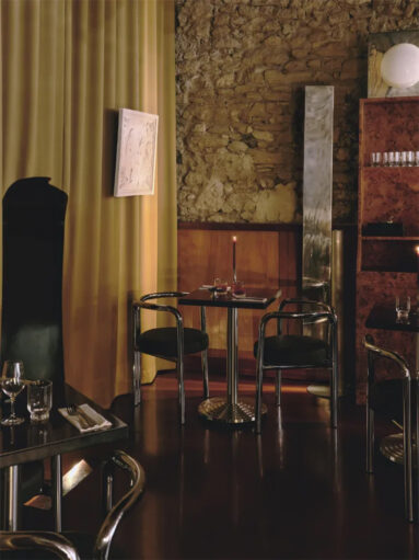 Sol en résine bordeaux pour fond de bar en rideau de velours Sol en résine bordeaux pour fond de bar en rideau de velours