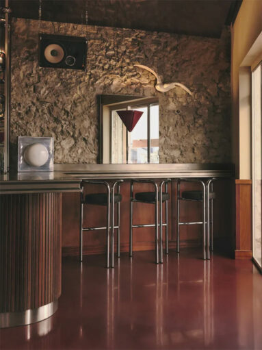 Ancien bar en zinc italien chiné pour chaises de bar chromées Ancien bar en zinc italien chiné pour chaises de bar chromées