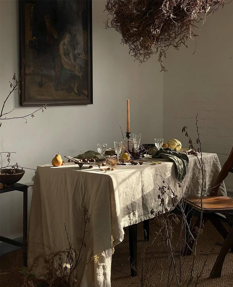 Table de Noël romantique avec une belle nappe en lin par @odellsstudios