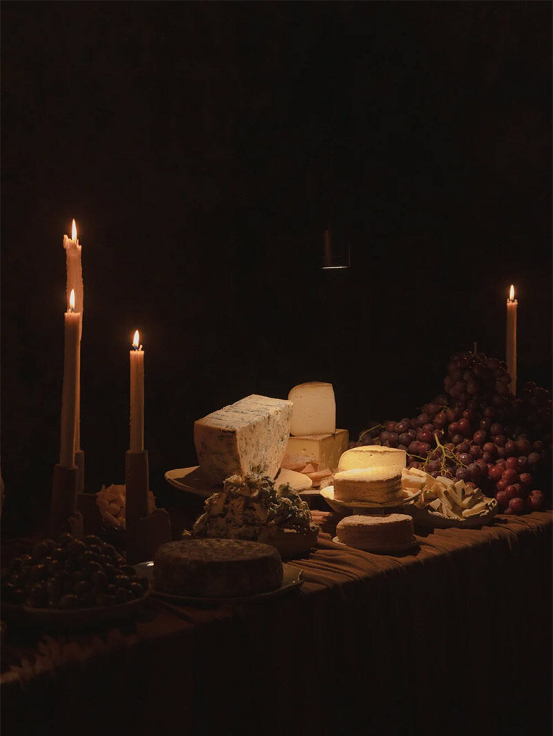 Mise en scène à la lumière des bougies, de fromage par @omergilony