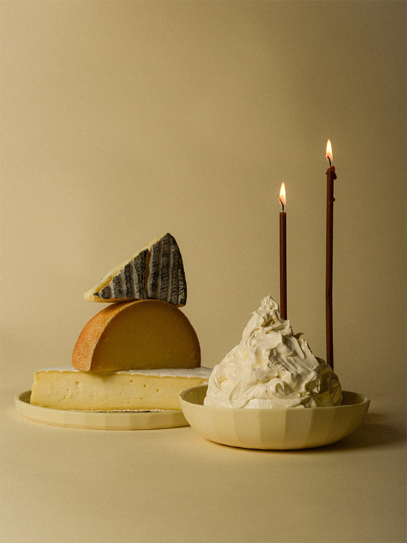 Mise en scène de fromage comme une nature morte design par @schneid_studio