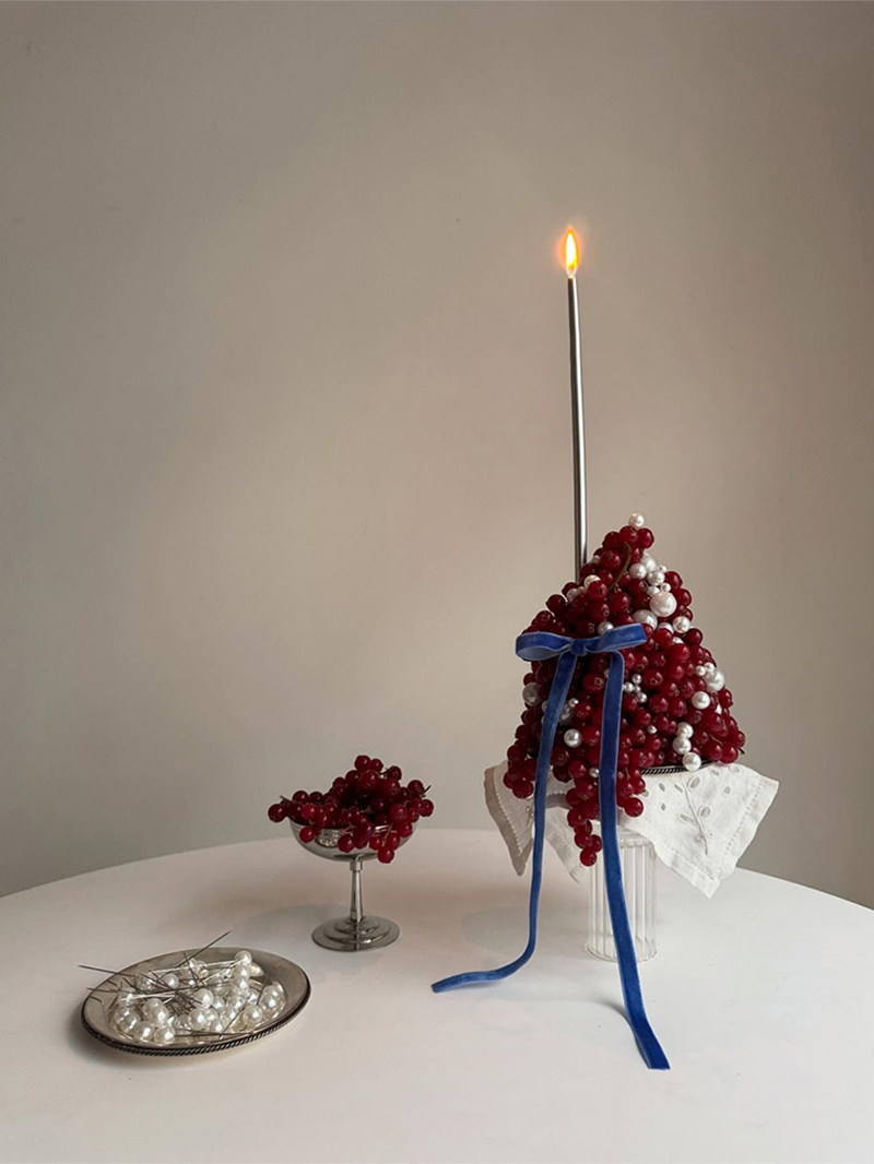 Composition fruitière et gourmande avec perles et bougies par @wishbone_berlin