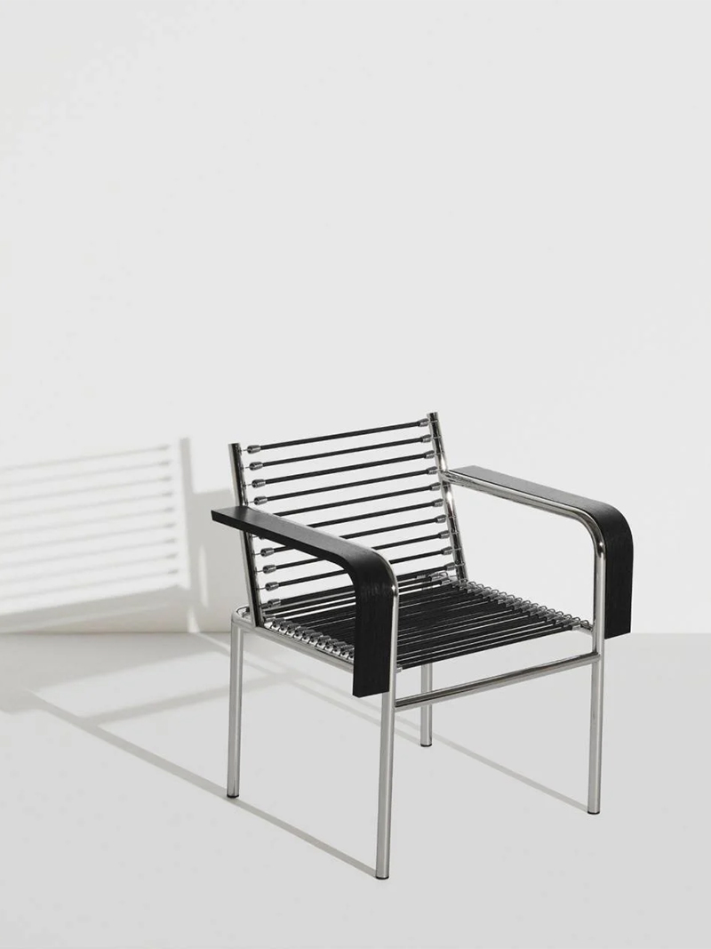 Petite Friture - Collection Sandows, Fauteuil avec accoudoirs en bois, design René Herbst