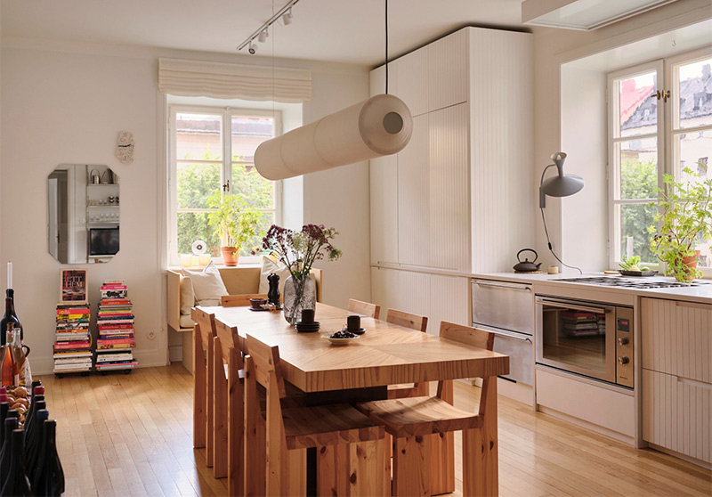 Salle à manger cuisine à l'esprit atelier dans un appartement à Stockholm