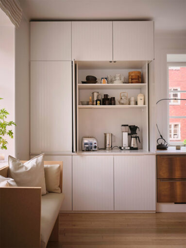 Le meuble de cuisine, dissimulant le petit électroménager : grille pain, cafetière, bouilloire