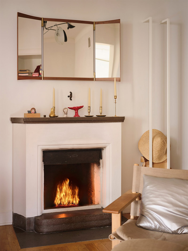 La cheminée d'origine avec son feu de bois