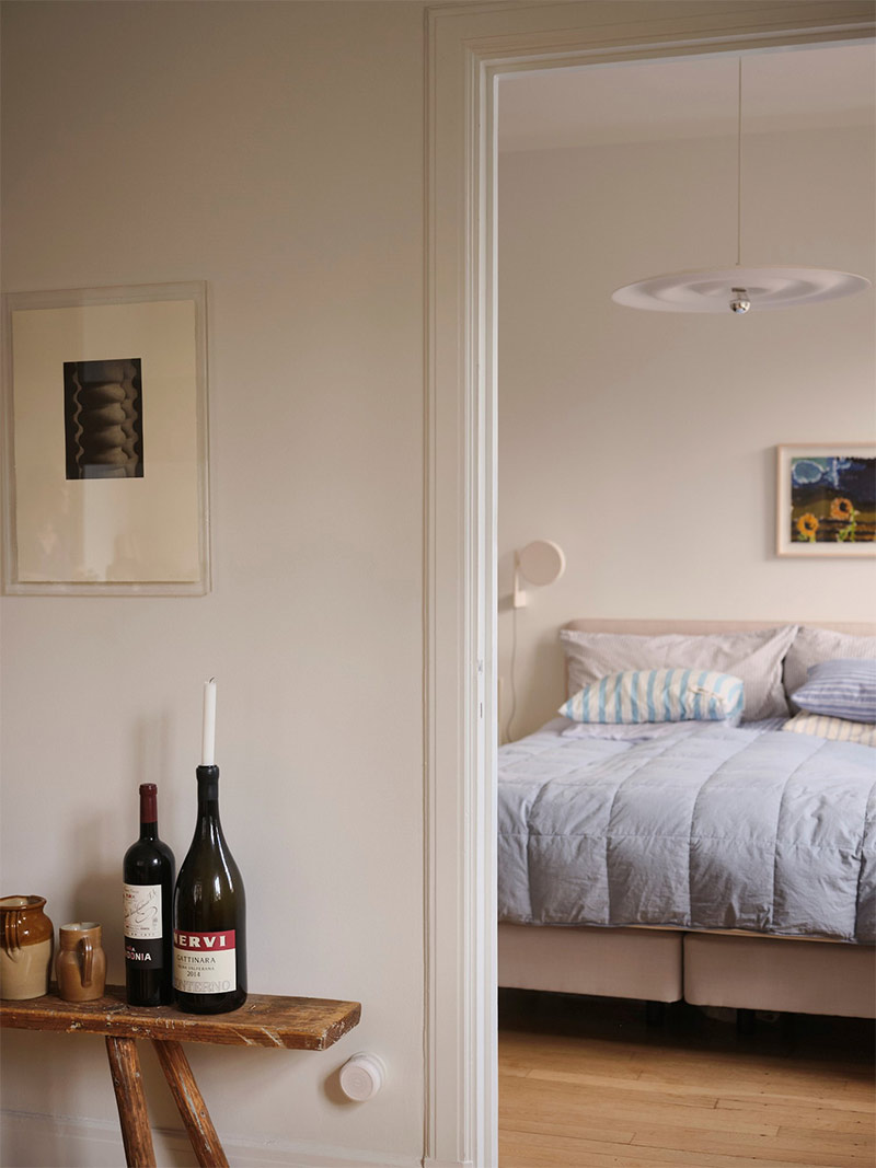 Vue vers la chambre de style scandinave