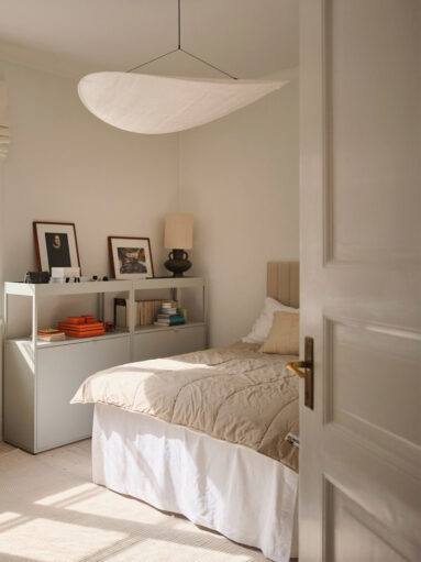 Chambre de style nordique avec une suspension à intensité variable Tense de chez New Works