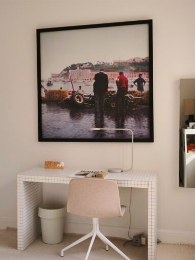 Bureau Quaderna de chez Zanotta - Design Superstudio avec chaise IKEA