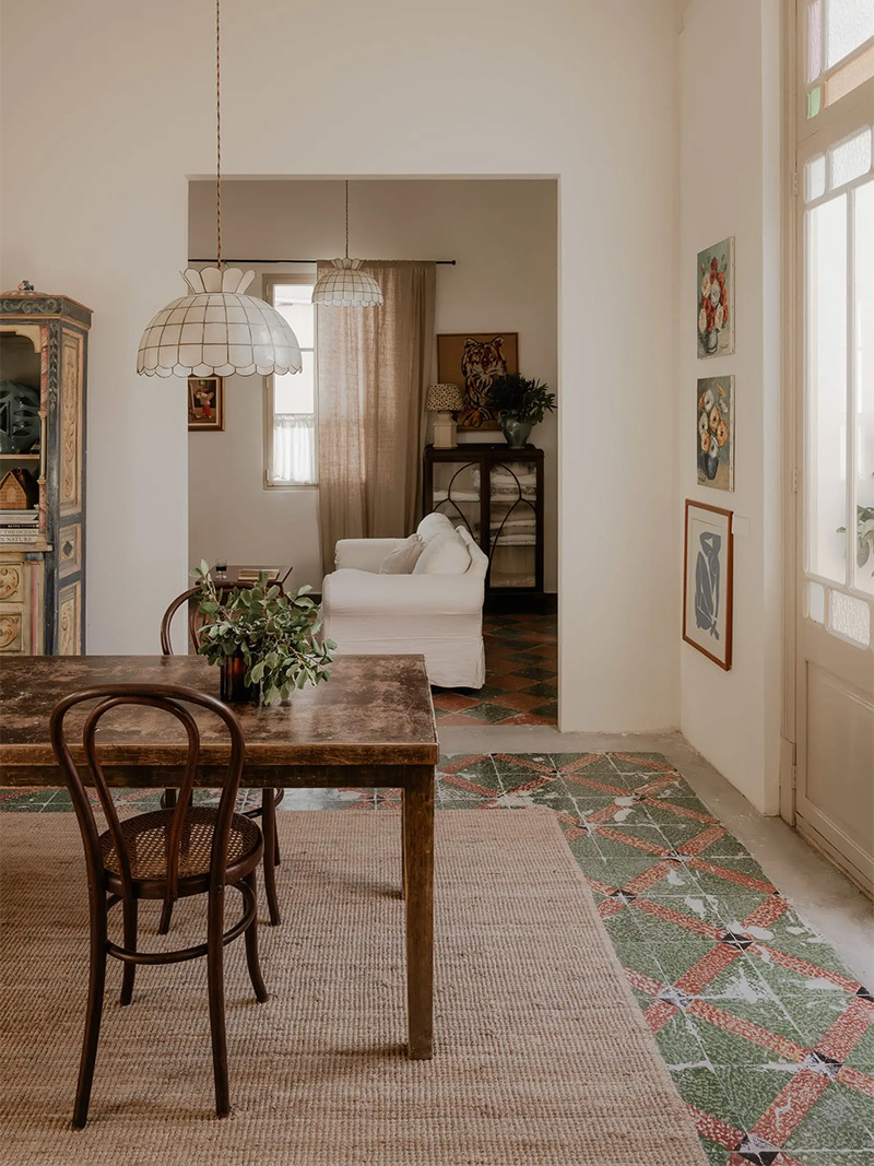 Vue de la salle à manger et de l'ouverture créée vers le salon pour améliorer la circulation