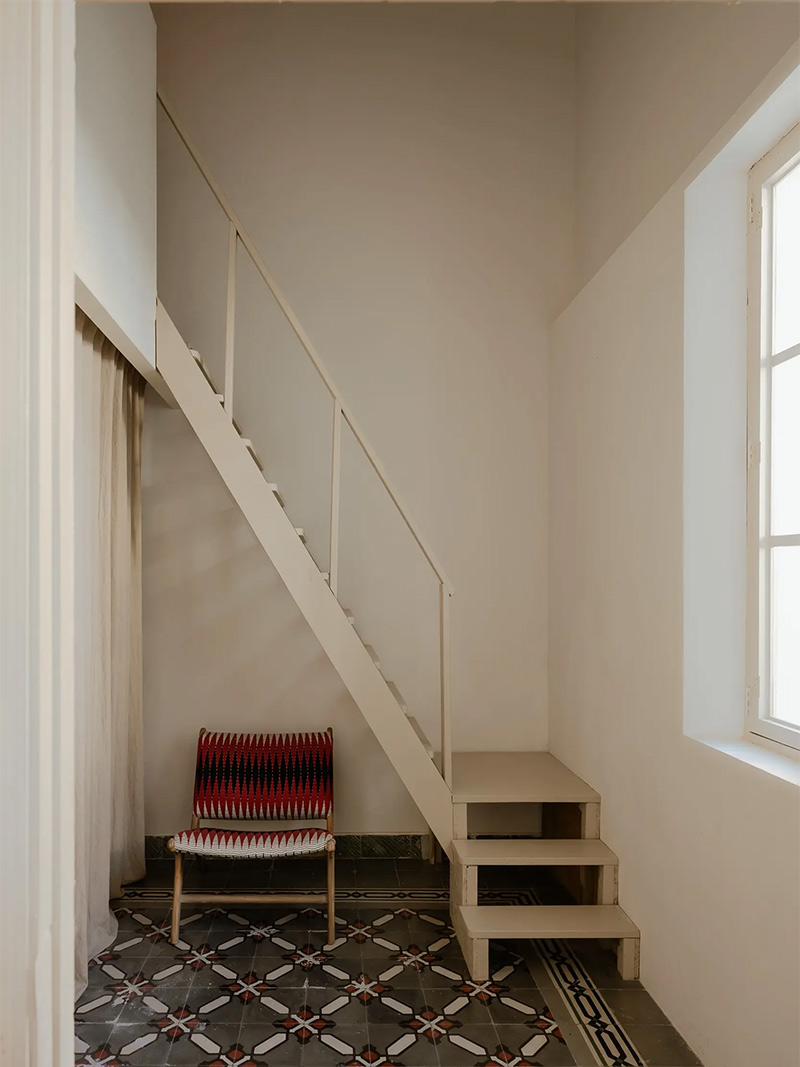 L'aménagement de la mezzanine dans une des chambres, réalisée en métal