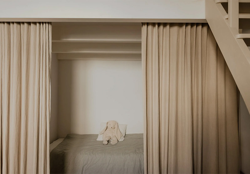 Un coin lit pour enfant, aménagé sous la mezzanine