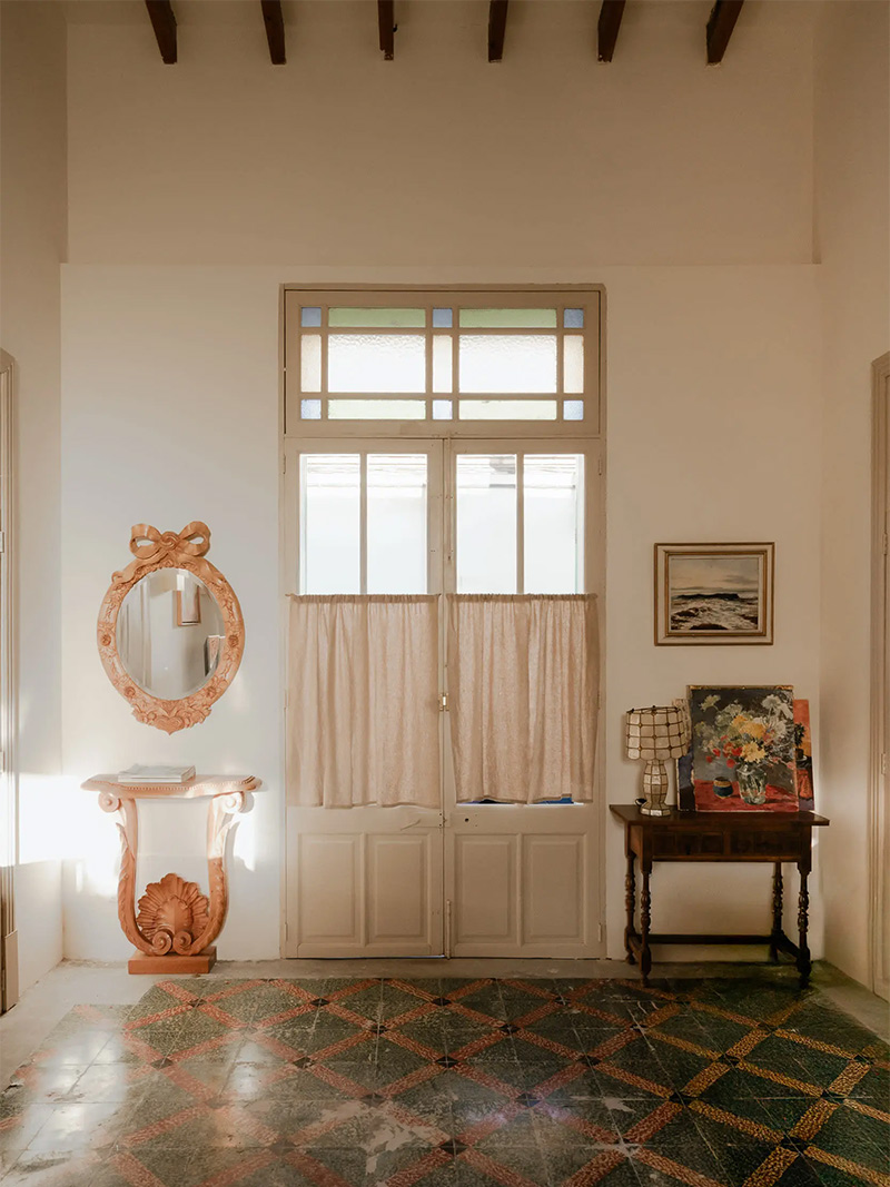 L'entrée de la maison avec sa grande porte-fenêtre, ouvrant directement sur la rue